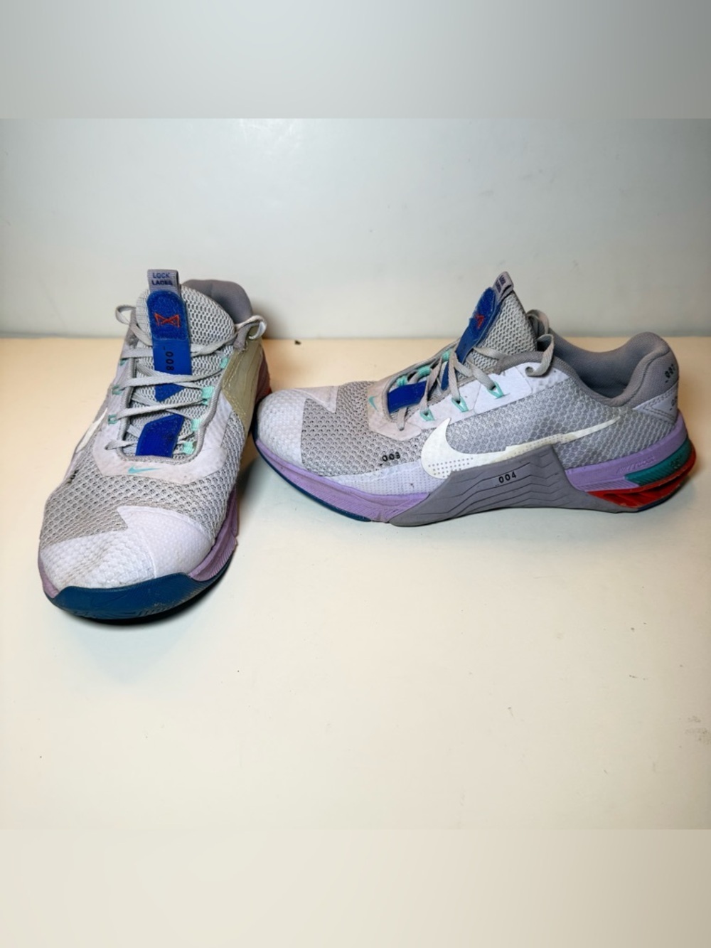 Nike Light Gray Running Sneakers with Purple Insole Pattern